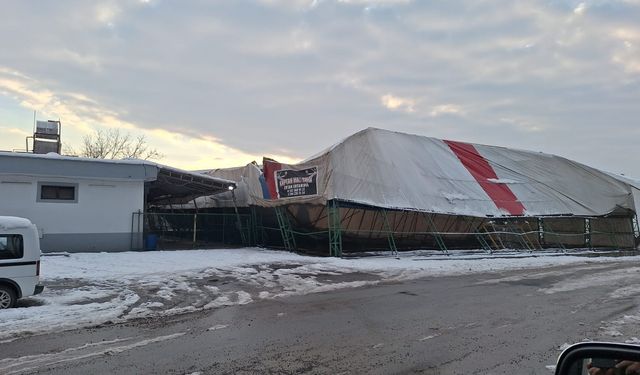 Kahramanmaraş'ta Kar Yağışı Halı Sahanın Çatısını Çökertti