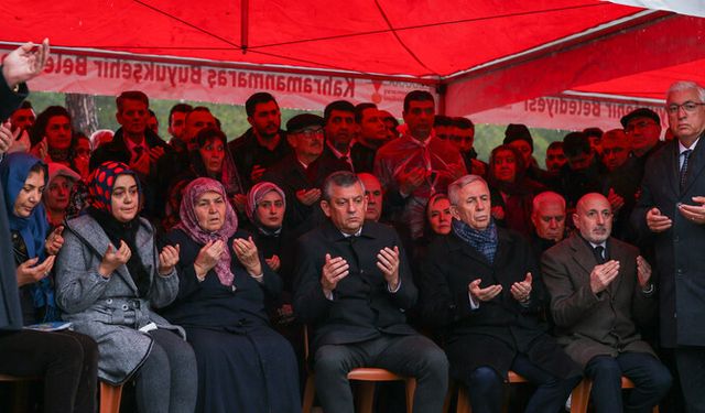 Özgür Özel ve Mansur Yavaş Kahramanmaraş’ta: Kapıçam Mezarlığı’na Karanfil Bırakıldı