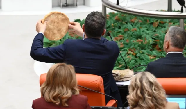 TBMM'de Simitten Sonra Pide Eylemi: CHP'li Vekiller Kürsüde