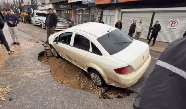 Namık Kemal Mahallesi Sakinleri Tedirgin: Yol Bir Anda Çöktü, Araç İçine Düştü