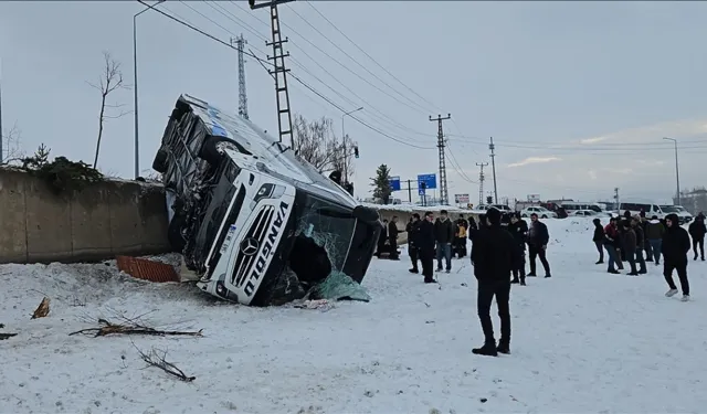 Ağrı Patnos’ta Yolcu Otobüsü Devrildi: Çok Sayıda Yaralı Var
