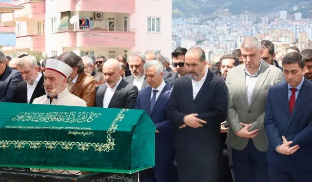 Ayşe Özdemir son yolculuğuna uğurlandı: Ahmet Özdemir’i protokol yalnız bırakmadı