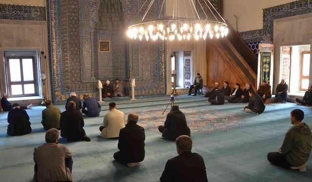 Arefe günü 1000 İhlas Suresi nasıl okunur? Her İhlas başında Besmele çekilir mi?