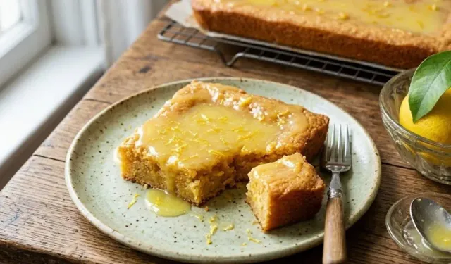 Klasik tariflerden sıkılanlara: En pratik ve yumuşak limonlu blondie nasıl yapılır?