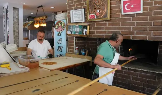 Sivaslı Esnafın Ucuz Lahmacun İnadı: Şikayetlere Aldırmıyor