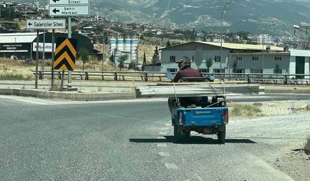 Trafikte beklerken motosiklet üzerinde oynamaya başladı