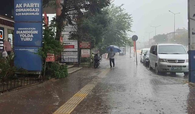 Meteoroloji uyarısı sonrası Bursa'da sağanak yolları göle çevirdi