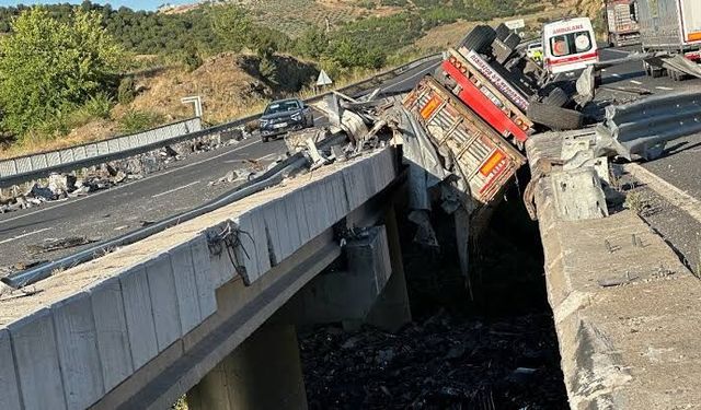 Uşak'ta Feci Tır Kazası: Sürücü Olay Yerinde Can Verdi