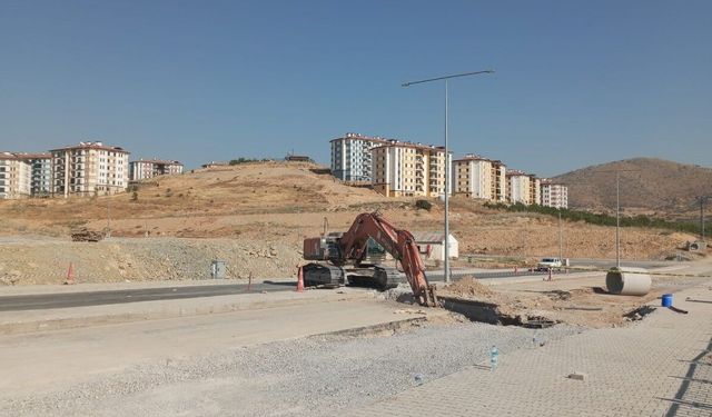 Yeşilyurt'taki Göçükte Toprak Altında Kalan 2 İşçi Can Verdi