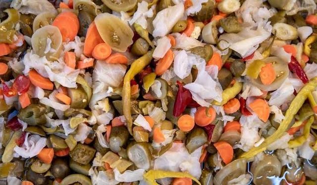 Maraşlıların Kışlık Turşu Mesaisi Başladı: Pazarda Etiketler Cep Yakıyor!