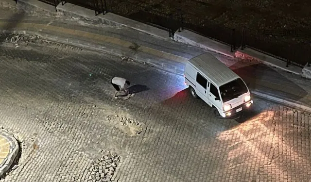 Kahramanmaraş'ta Sürücü Yoldaki Çukuru Taşlarla Kapattı