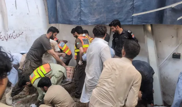 Peşaver'de Okul Çatısı Çöktü: 34'ü Çocuk 35 Kişi Yaşamını Yitirdi