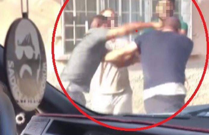 Hatay'da Sokak Ortasında Tekmeli Yumruklu Kavga: Bıçak Detayı Kamerada!
