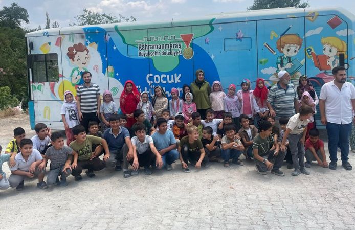 Mobil Çocuk Kütüphanesi ile Çocuklar Yaz Tatilini Renklendirdi
