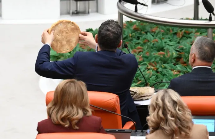 TBMM'de Simitten Sonra Pide Eylemi: CHP'li Vekiller Kürsüde