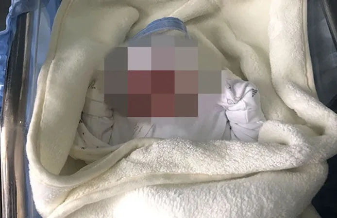 Dolmuşta doğum yaptı... Bebeğini ortada bırakıp öyle kaçtı!