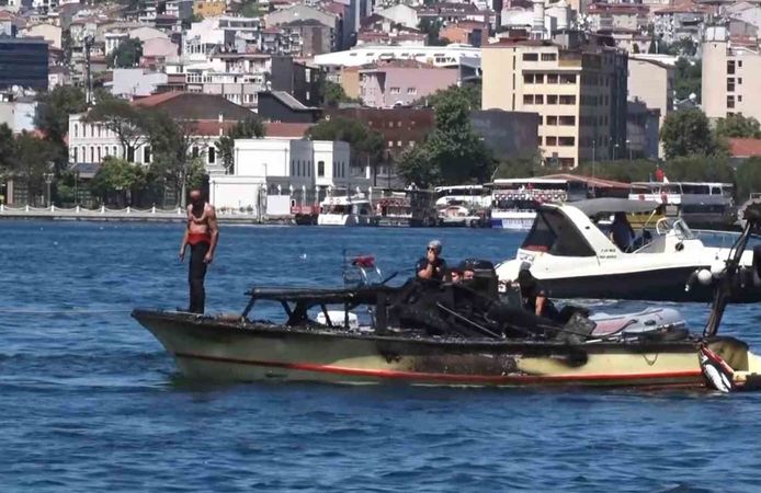 İstanbul'da Korku Dolu Dakikalar: Tekne Alev Topuna Döndü, Baba-Oğul Son Anda Kurtuldu