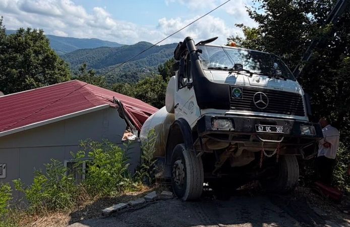 Zonguldak'ta Akılalmaz Kaza: Dev Mikser Evin Çatısına Saplandı!