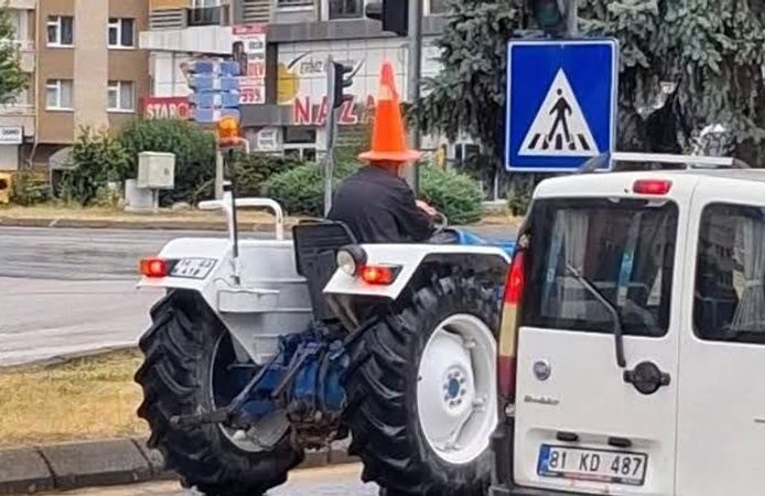 Bolu'da Yağmurdan Korunmak İsteyen Sürücü Trafik Dubası Takttı