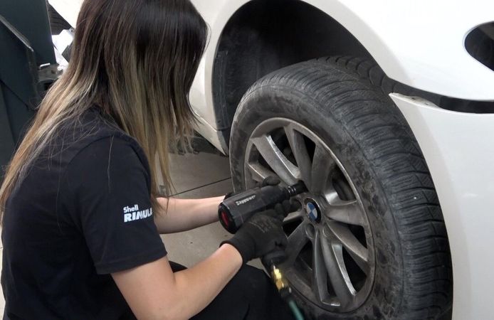 Bursa'da 19 Yaşındaki Azra Oto Tamirhanesinde Ezber Bozuyor