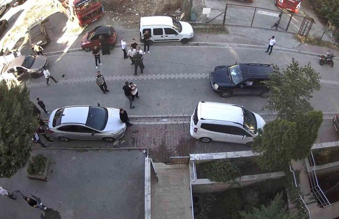 Esenyurt'ta Eski Komşu Dehşeti: Evi ve Aracı Taşladılar