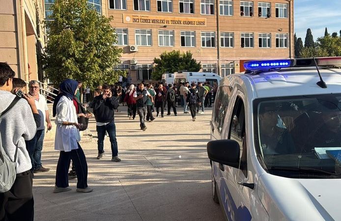 Manisa’da lise önünde silahlı saldırı: Yaralı öğrenciler var