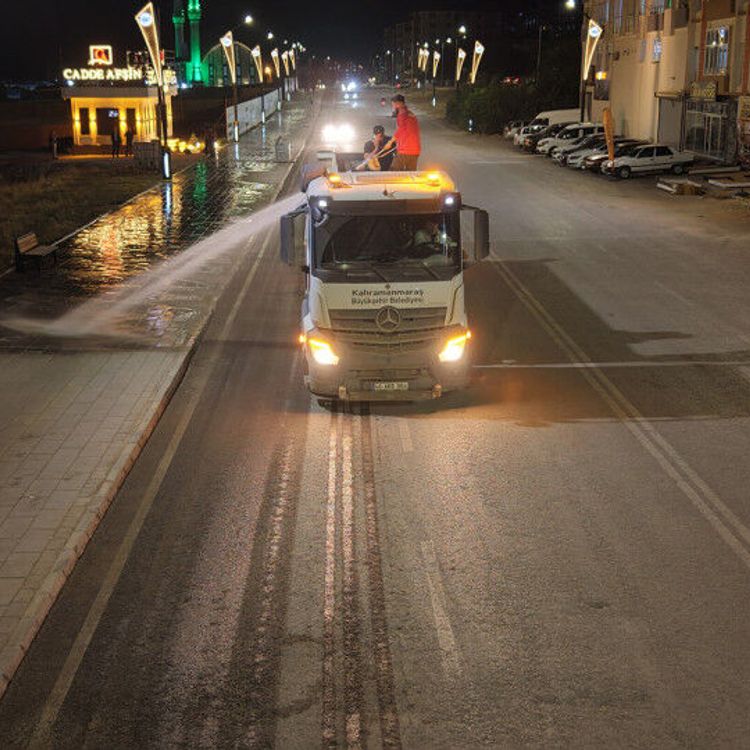 Kahramanmaraş'ta Cadde ve Yürüyüş Yolları Köpüklü Suyla Yıkandı