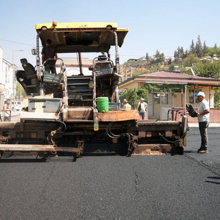 Büyükşehir, Dulkadiroğlu Ballıca’da Asfalt Mesaisini Durmaksızın Sürdürüyor