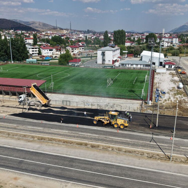 Kahramanmaraş Büyükşehir Belediyesi Göksun'da Yolları Yeniliyor