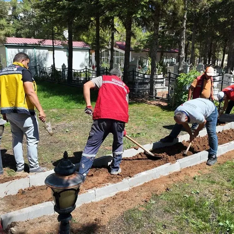 ELBİSTAN MEZARLIKLARINDA KAPSAMLI BAKIM ÇALIŞMASI