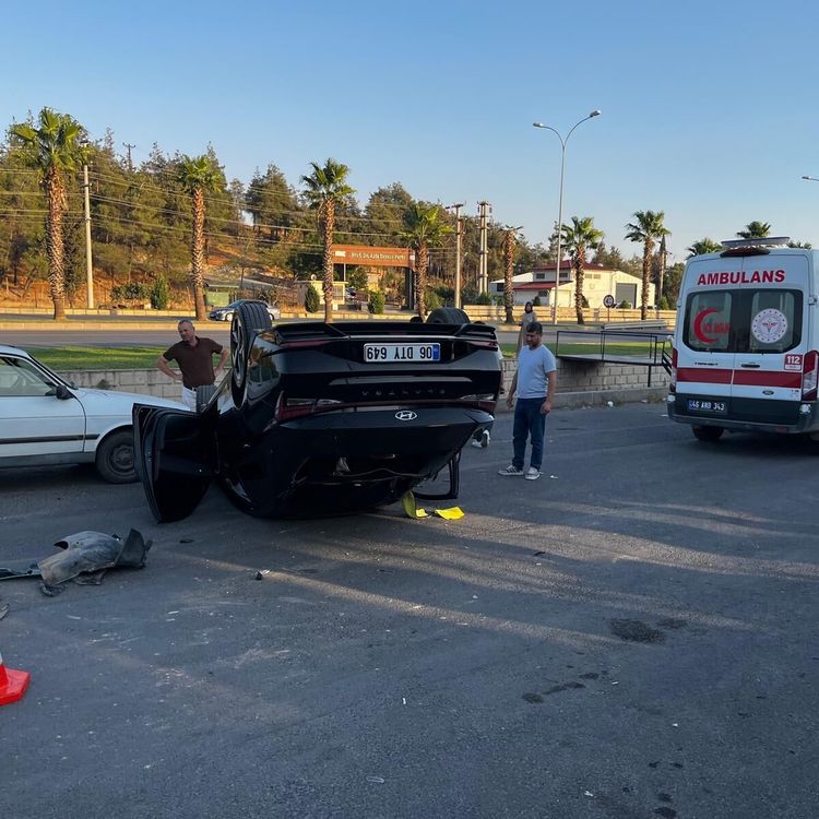 Kahramanmaraş'ta Trafik Kazası: Yan Yolda Otomobil Devrildi