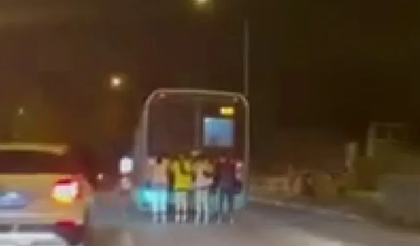 Antalya'da tehlikeli patenli yolculuk: Çocuklar otobüsün arkasına tutundu