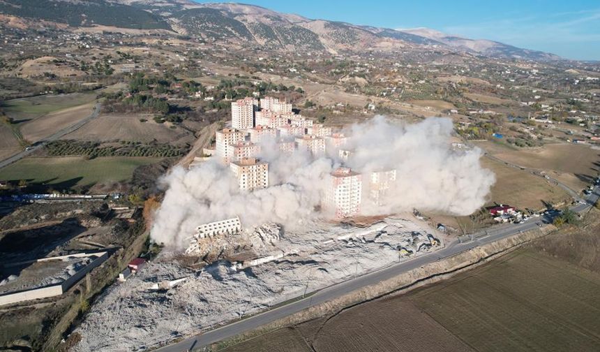 Kahramanmaraş'ta yıkım çalışmaları devam ediyor: Devasa binalar dinamitle patlatıldı
