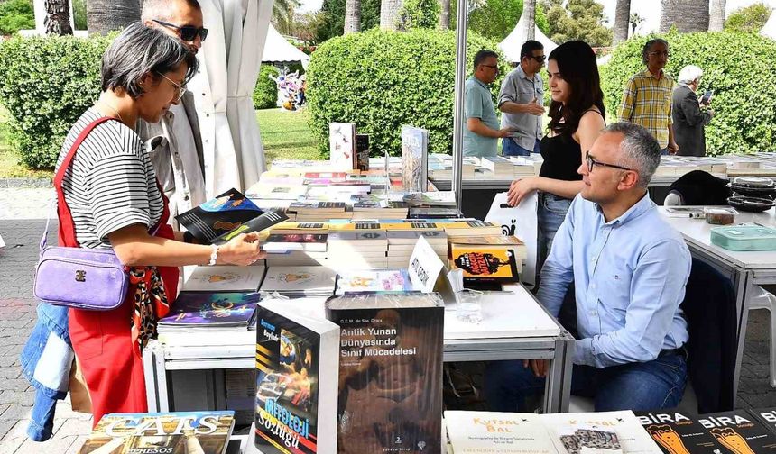İzmir Kitap Fuarı: Kültürpark'ta Kitapseverlere Eski Günlerin Coşkusunu Yaşatıyor