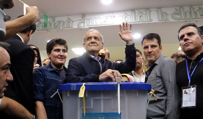 İran'da Tarihi Seçim: İkinci Turda Pezeşkiyan ve Celili'nin Rekabeti