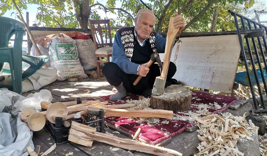 Osman Arık, 60 Yıldır Geleneksel Tahta Ürünleri Yapıyor