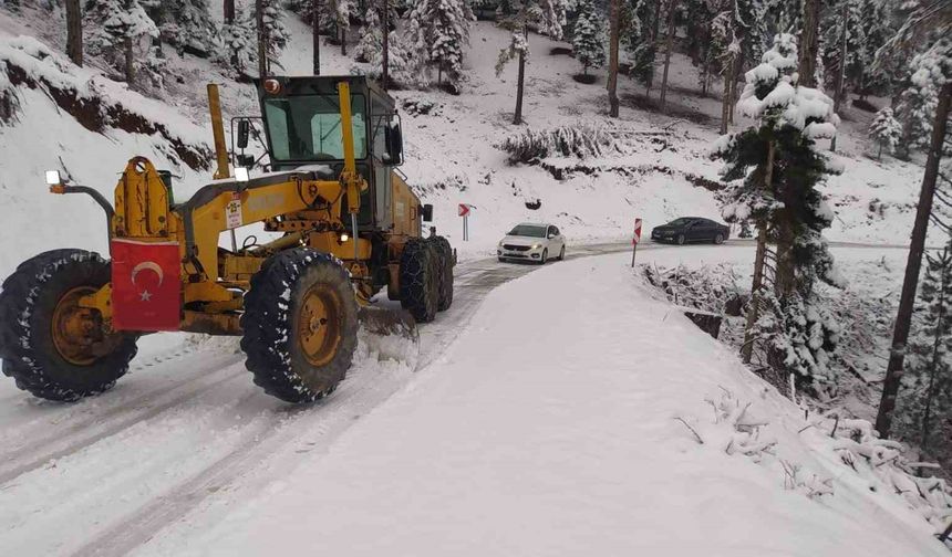 Kahramanmaraş’ta kar küreme çalışmaları 24 saat devam ediyor