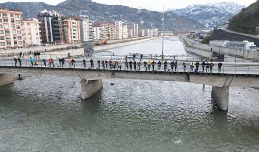 Kafes parçalandı, vatandaşlar akın etti!