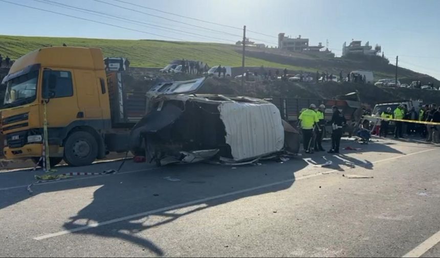 Hatay'da yolcu servisi park halindeki tıra çarptı: Çok sayıda ölü ve yaralı var