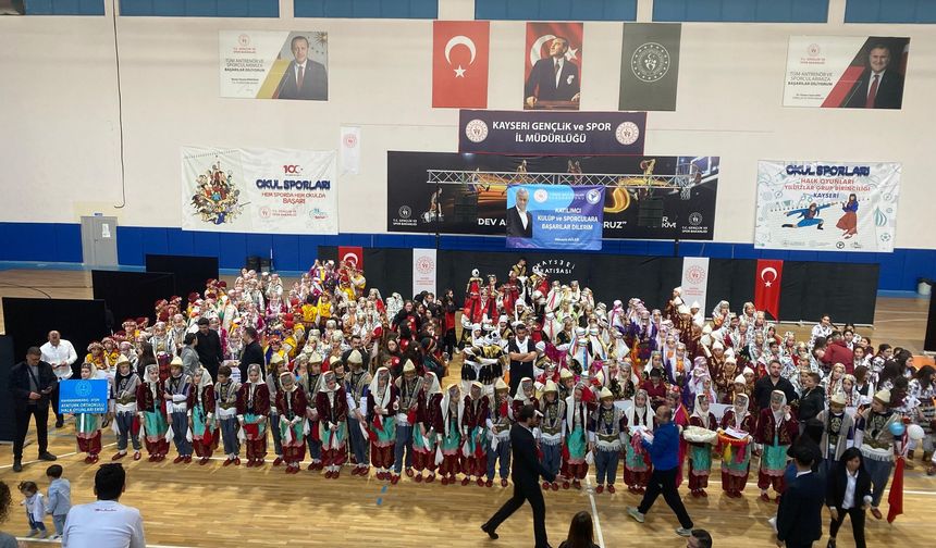 Afşin Atatürk Ortaokulu Halk Oyunları ekibi, Kayseri’de büyük başarı gösterdi