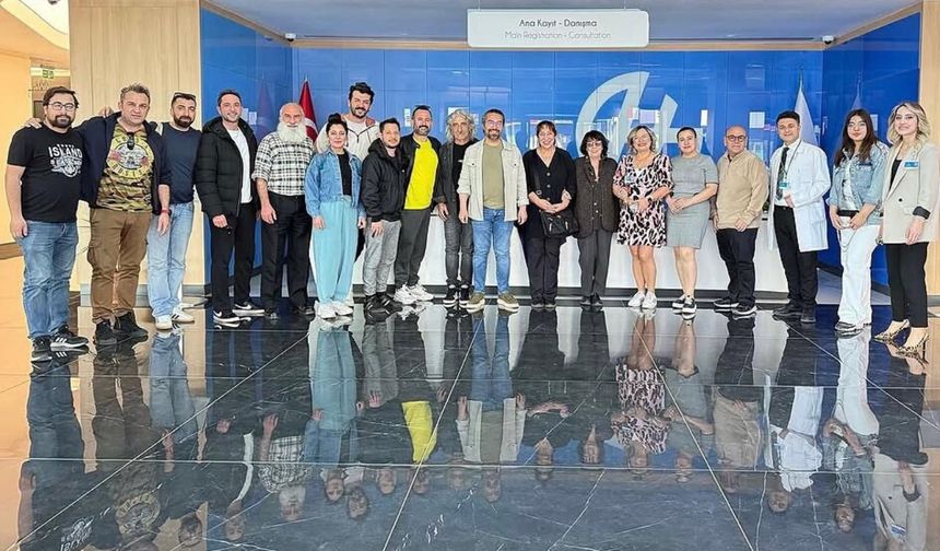 Melek Baykal ve tiyatro ekibi HG Hospital’ı ziyaret etti