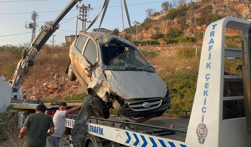 Alanya’da korkunç  Anları: Otomobil 10 Metreden Şarampole Uçtu, Sürücü Yaralı Kurtuldu