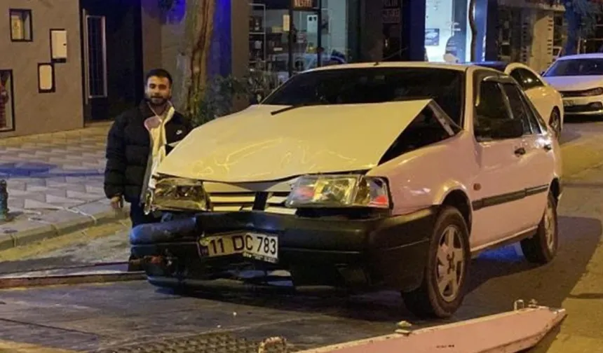 Kaza yapan alkollü ve ehliyetsiz sürücü hasarlı aracıyla poz verdi