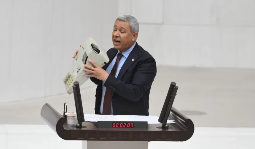 Milletvekili, kasayı alıp kürsüye çıktı, bütçeyi yerden yere vurdu