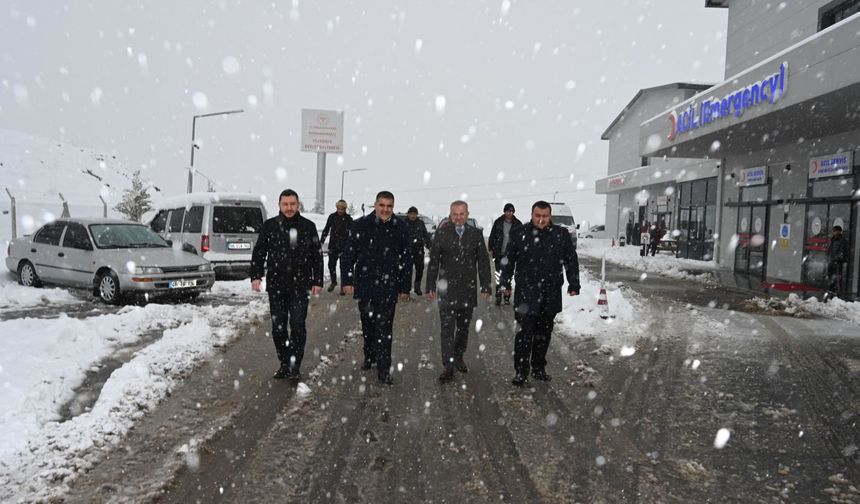 Türkoğlu'nda Başkan Karaca ekiplerle birlikte sahada