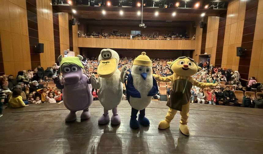 “Kaptan Pengu ve Arkadaşları” Minikler İçin Sahnedeydi