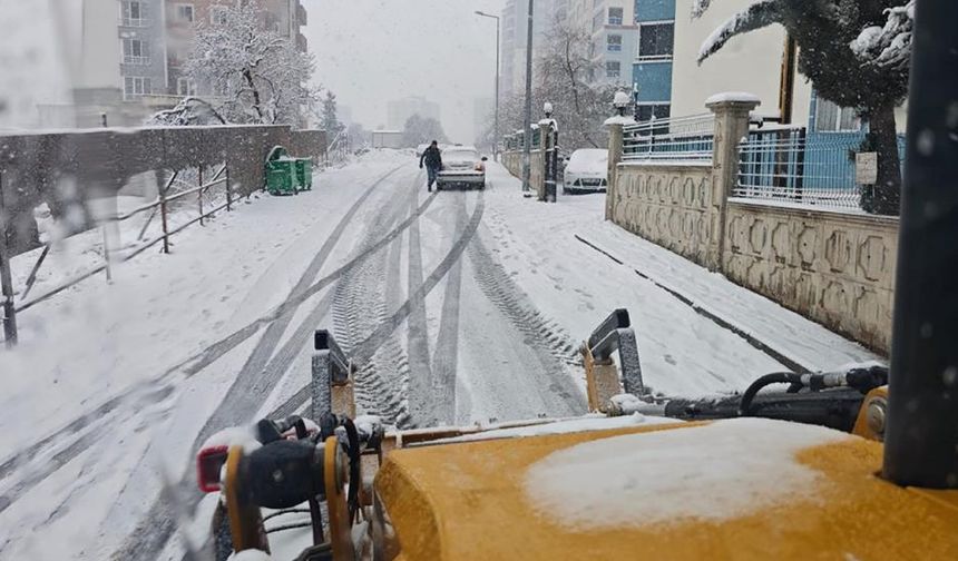 Onikişubat’ta Kar Mesaisi: Belediye Tüm Birimleriyle Tam Takır Sahada!