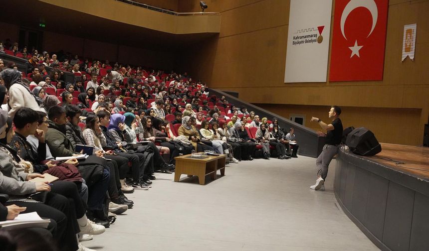 Onikişubat Belediyesi’nin YKS ve KPSS Kazandıran Taktikler Kampı yoğun katılımla başladı