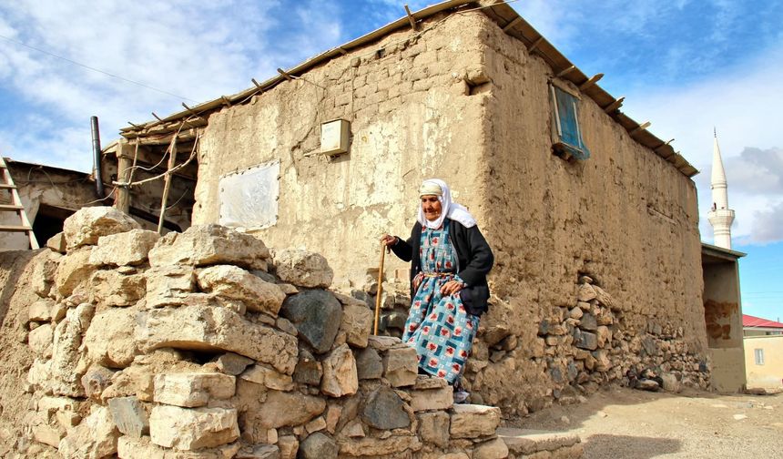 Betonarme Binalar Yıkıldı, Toprak Evler Direndi: Kahramanmaraş’ta Şaşırtan Görüntü