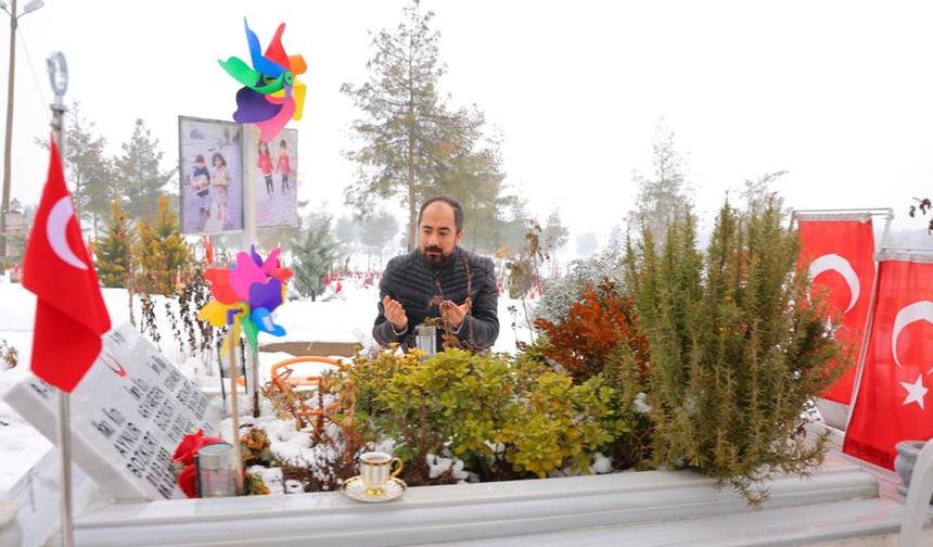 Kahramanmaraşlı depremzede Emre Bozkurt'un kabristan mesaisi: Varken kıymet bilin